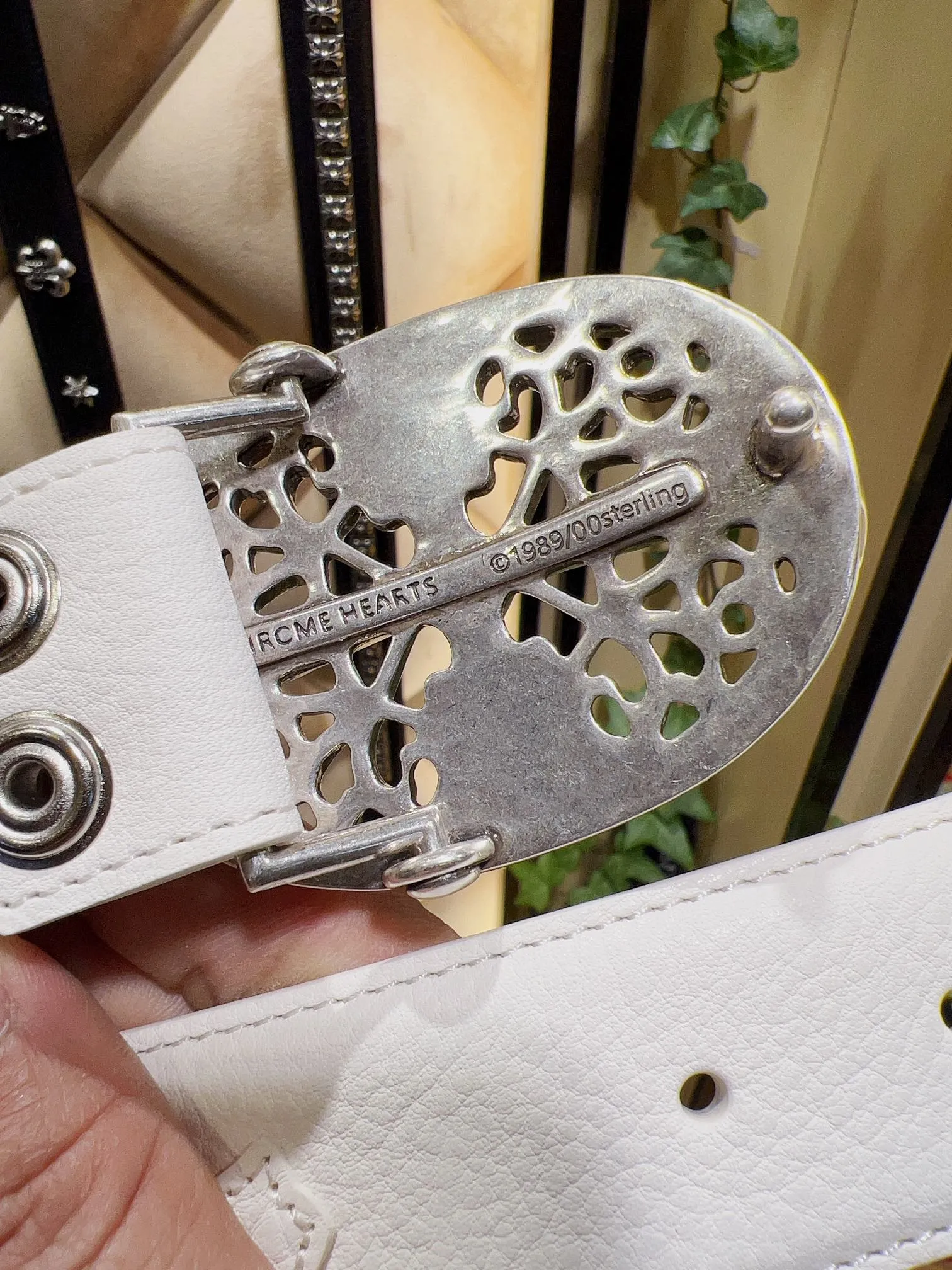 💰760💰Full package💰 💍Purchase level 𝐂𝐡𝐫𝐨𝐦𝐞𝐇𝐞𝐚𝐫𝐭𝐬Cro Heart ⚡️🌹Size Width 3.8cm⚡️🌹Vine Guardian White Cross Belt "Removable Style" Fusion of gothic style rock punk street hip hop Material ⚡️🌹Original waxed cowhide and 💯brass buckle plated with 925 silver (fidelity) What you see